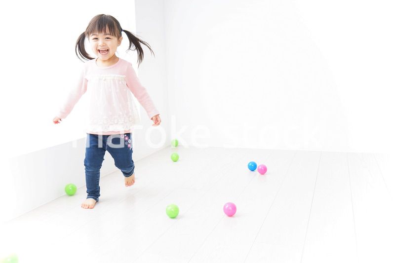 犬と一緒に遊ぶ子ども