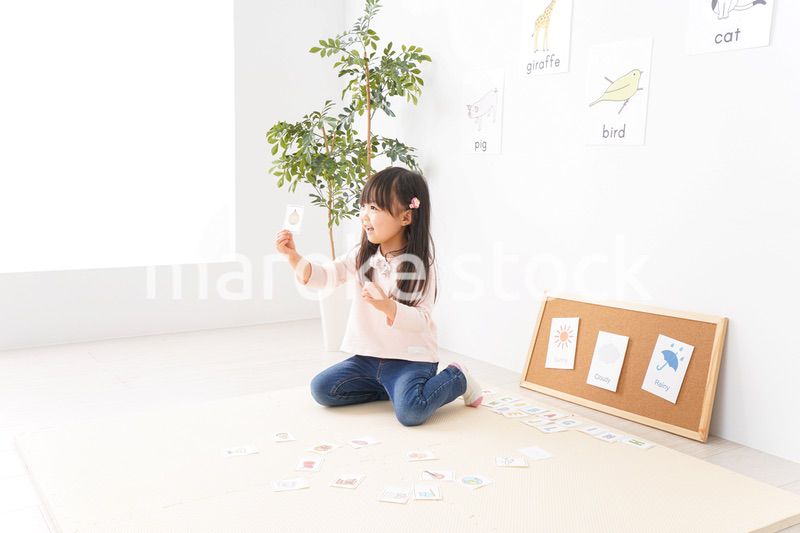 英語のお勉強をする子ども