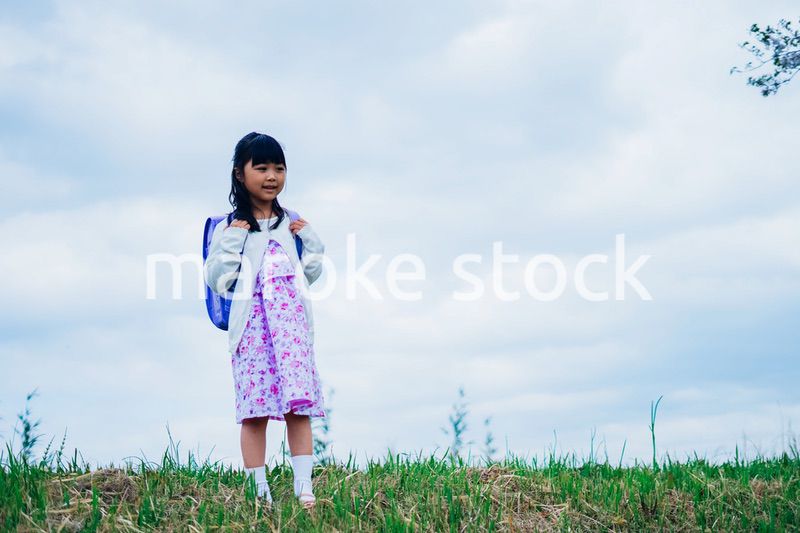 小学校に登校する小さな女の子