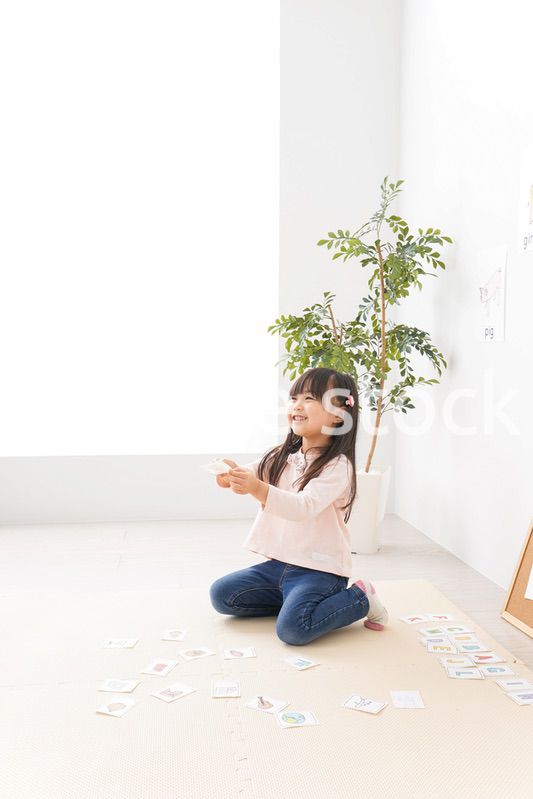 英語のお勉強をする子ども