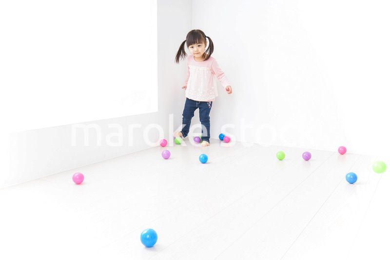 犬と一緒に遊ぶ子ども