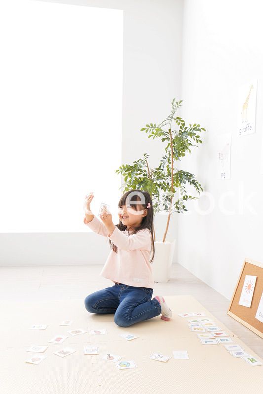 英語のお勉強をする子ども