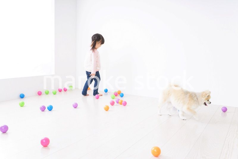 一人遊びする子供