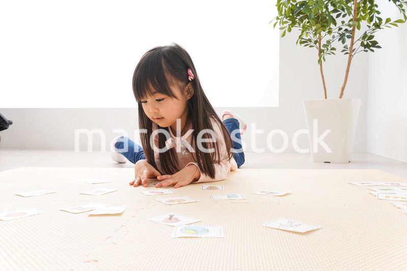 英語のお勉強をする子ども