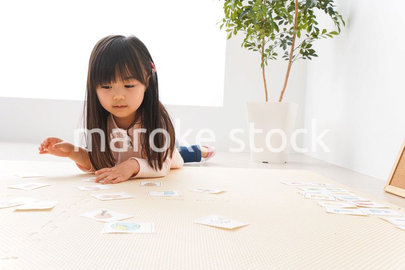 英語のお勉強をする子ども