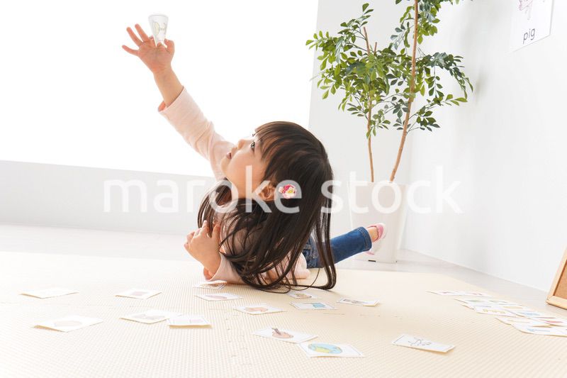 英語のお勉強をする子ども