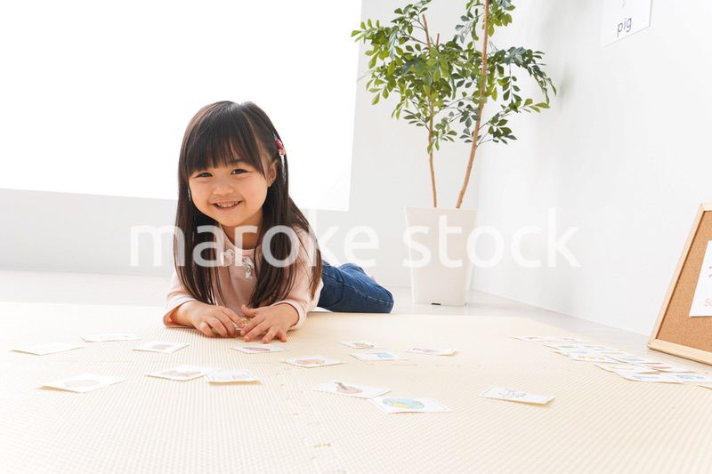 英語のお勉強をする子ども