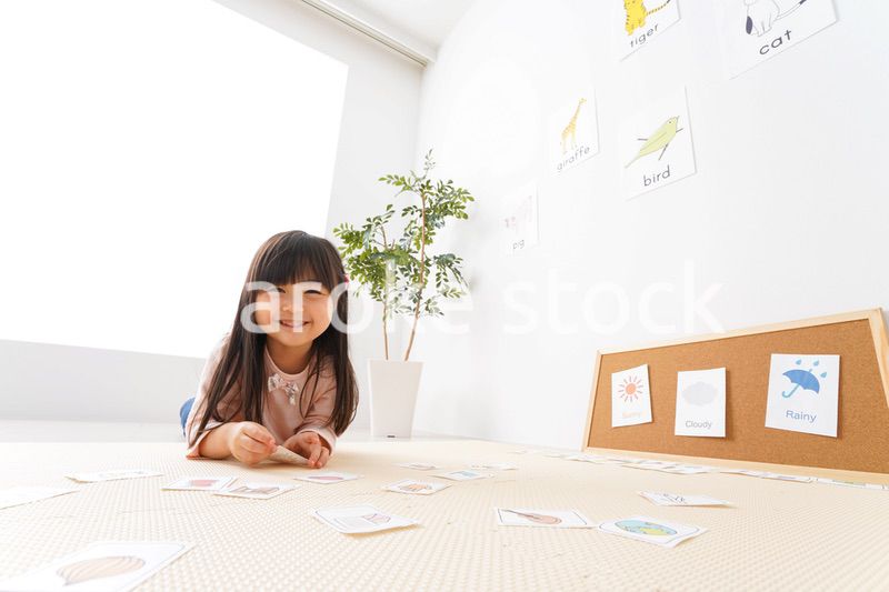 英語のお勉強をする子ども