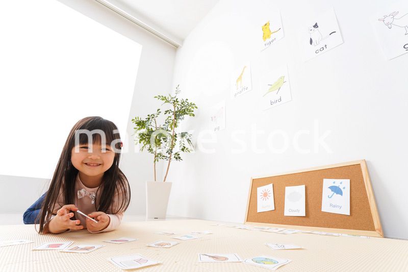 英語のお勉強をする子ども