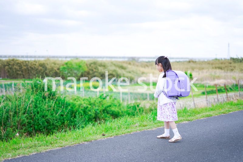 小学校に登校する小さな女の子