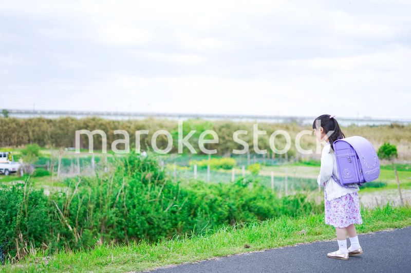 小学校に登校する小さな女の子