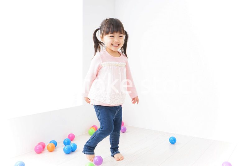 犬と一緒に遊ぶ子ども