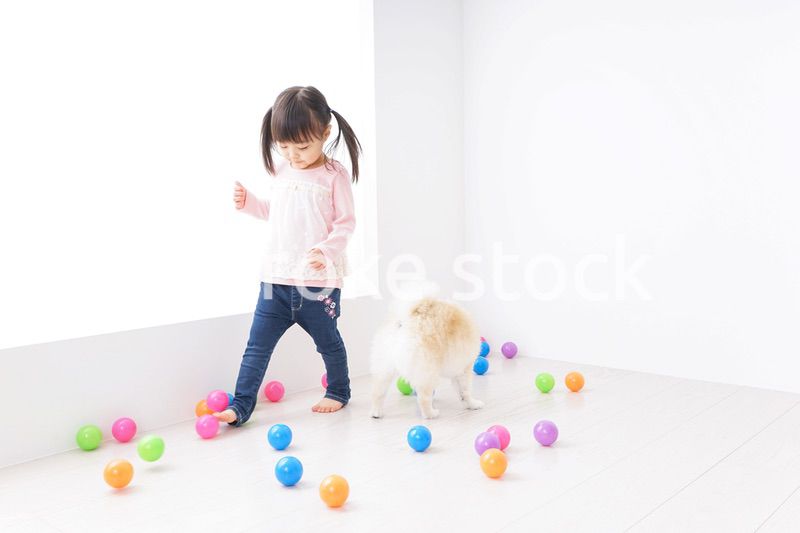 一人遊びする子供