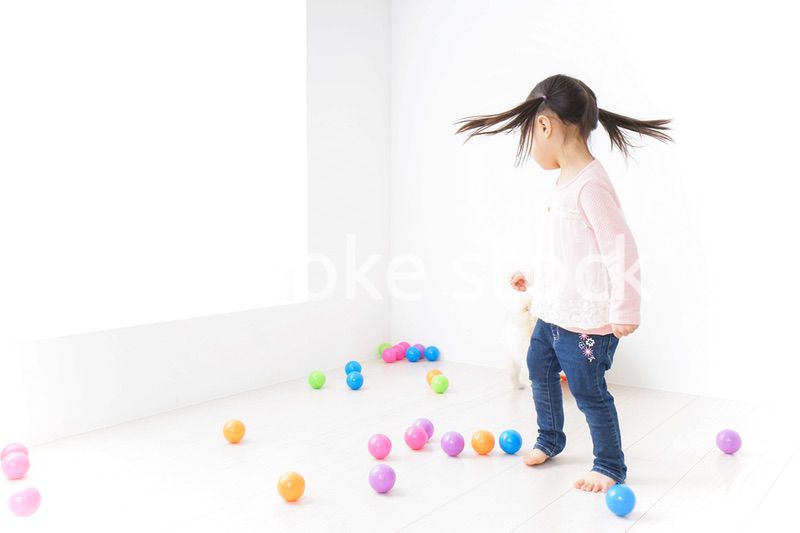 犬と一緒に遊ぶ子ども