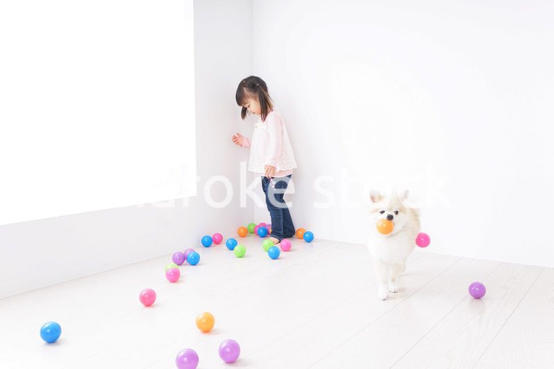 一人遊びする子供