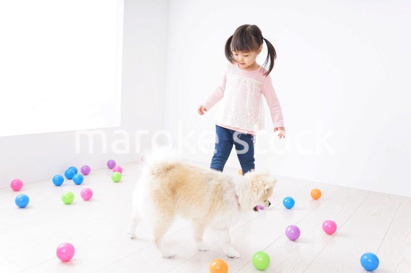 一人遊びする子供