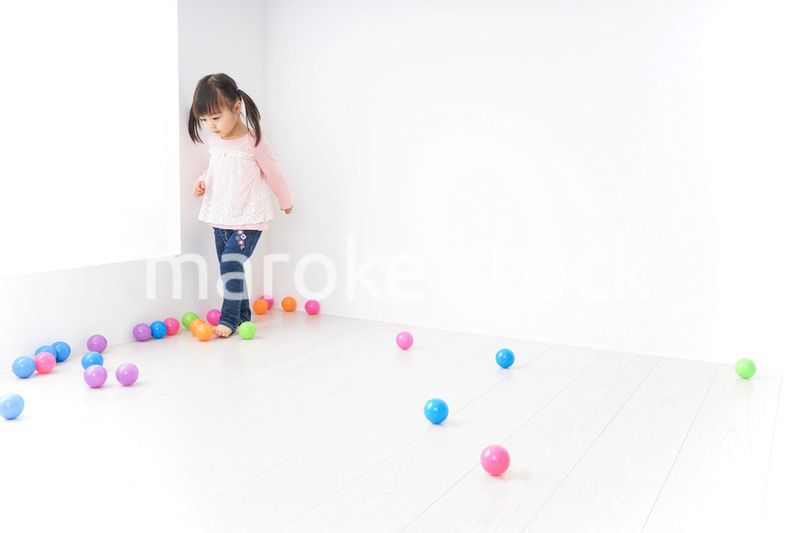 犬と一緒に遊ぶ子ども