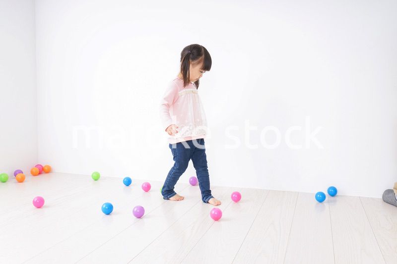 一人遊びする子供