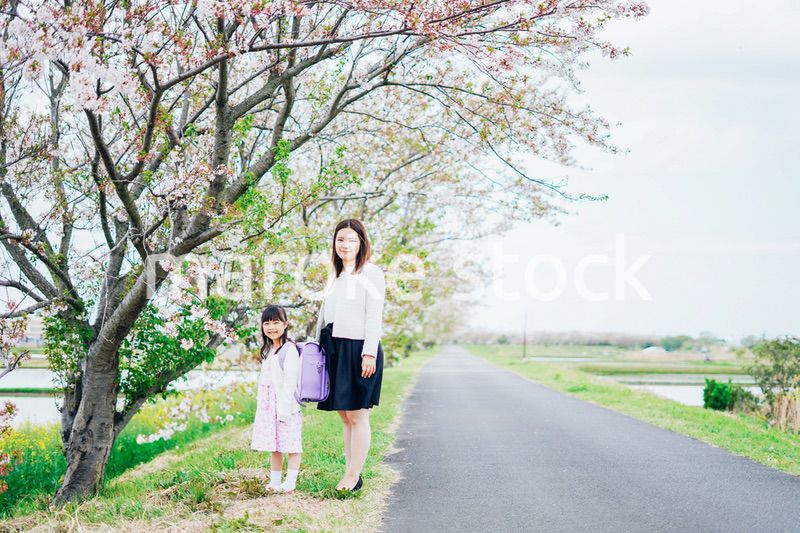 入学式に行く女の子とお母さん