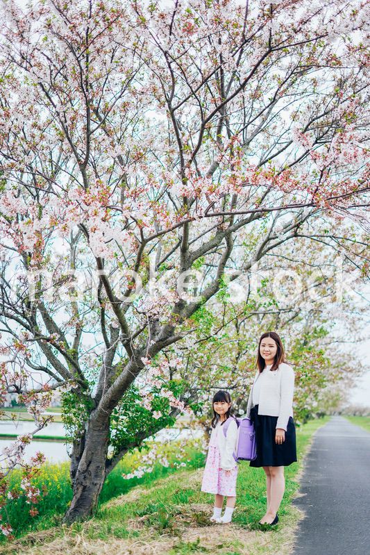 入学式に行く女の子とお母さん