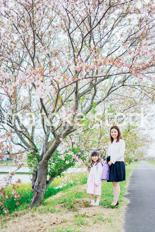 入学式に行く女の子とお母さん