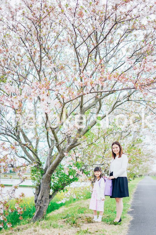 入学式に行く女の子とお母さん