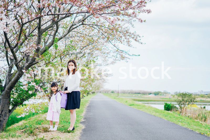 入学式に行く女の子とお母さん