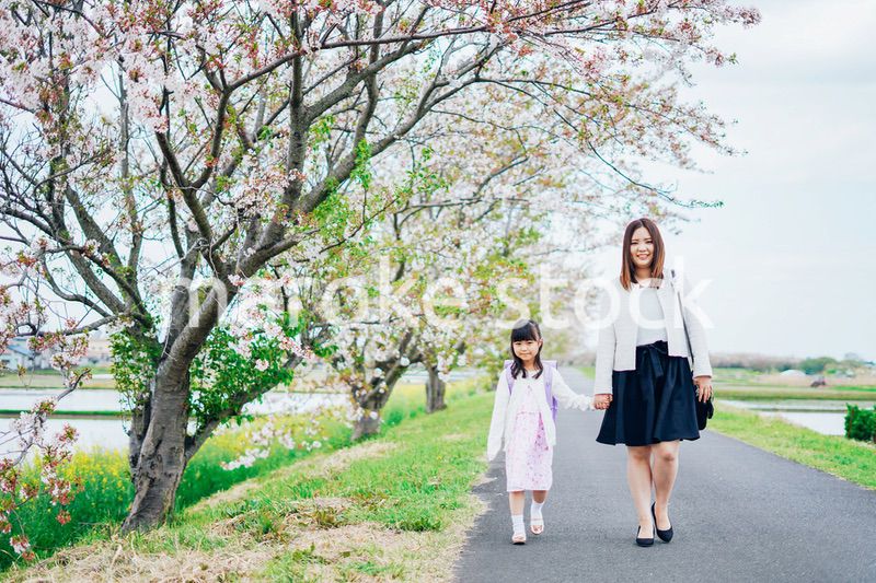 入学式に行く女の子とお母さん