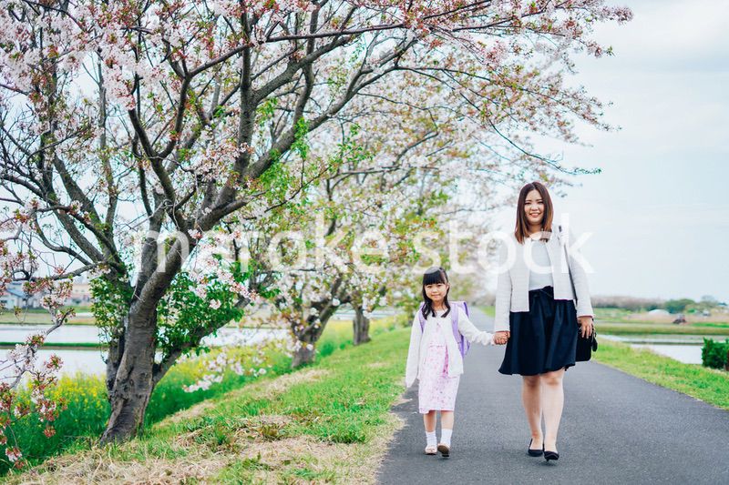 入学式に行く女の子とお母さん