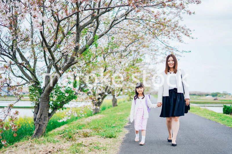 入学式に行く女の子とお母さん