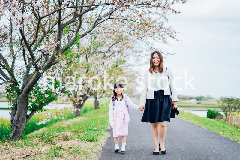 入学式に行く女の子とお母さん