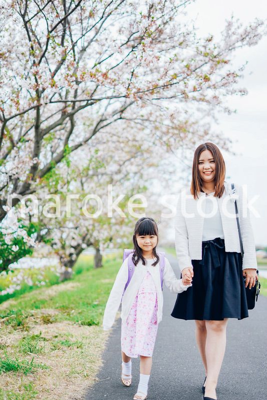 入学式に行く女の子とお母さん