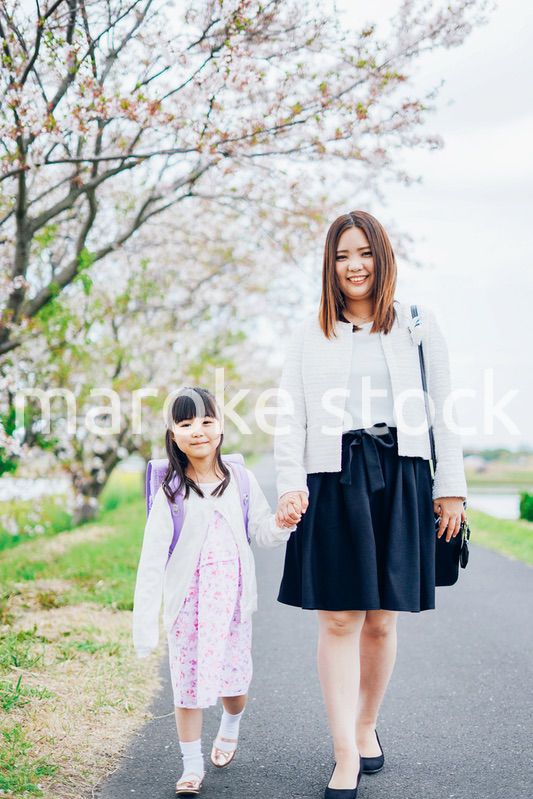 入学式に行く女の子とお母さん