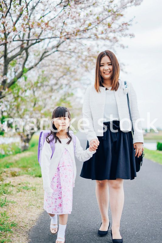 入学式に行く女の子とお母さん