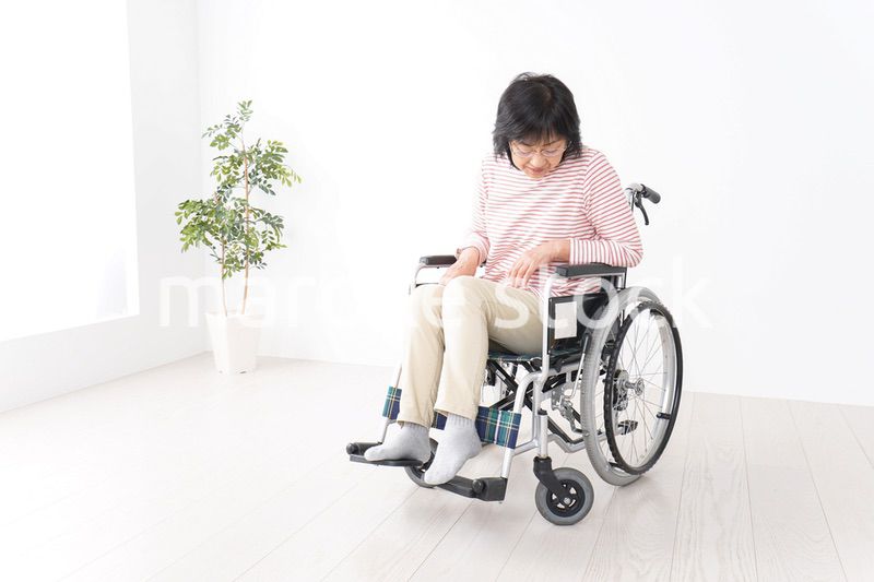 車椅子に乗るおばあさん