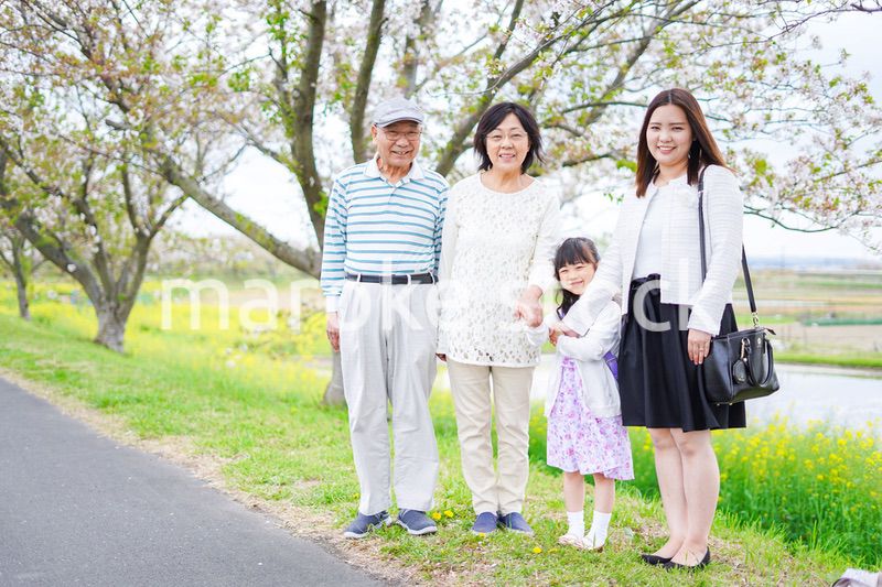 ランドセルを背負った女の子と家族