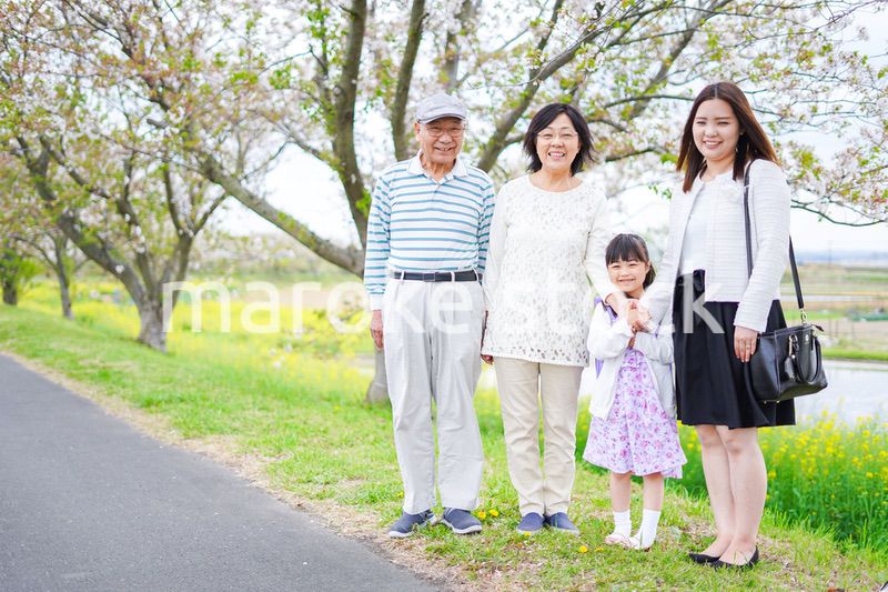 ランドセルを背負った女の子と家族