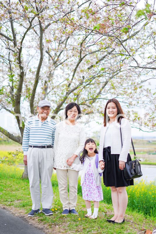 ランドセルを背負った女の子と家族