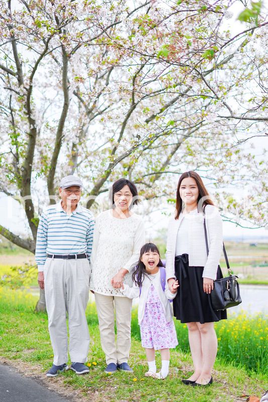 ランドセルを背負った女の子と家族