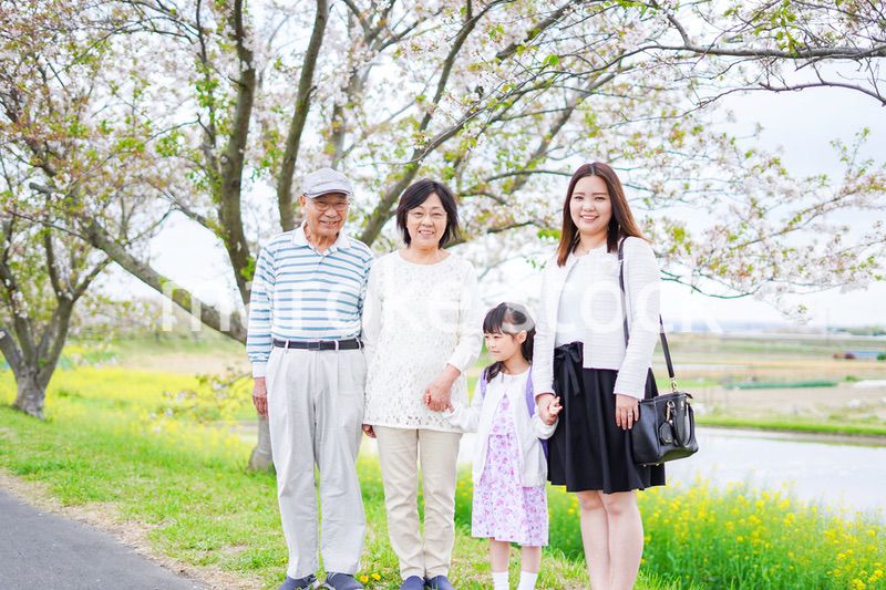 ランドセルを背負った女の子と家族