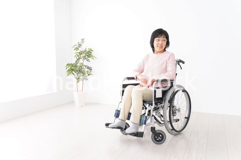車椅子に乗るおばあさん