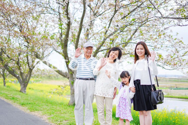 ランドセルを背負った女の子と家族