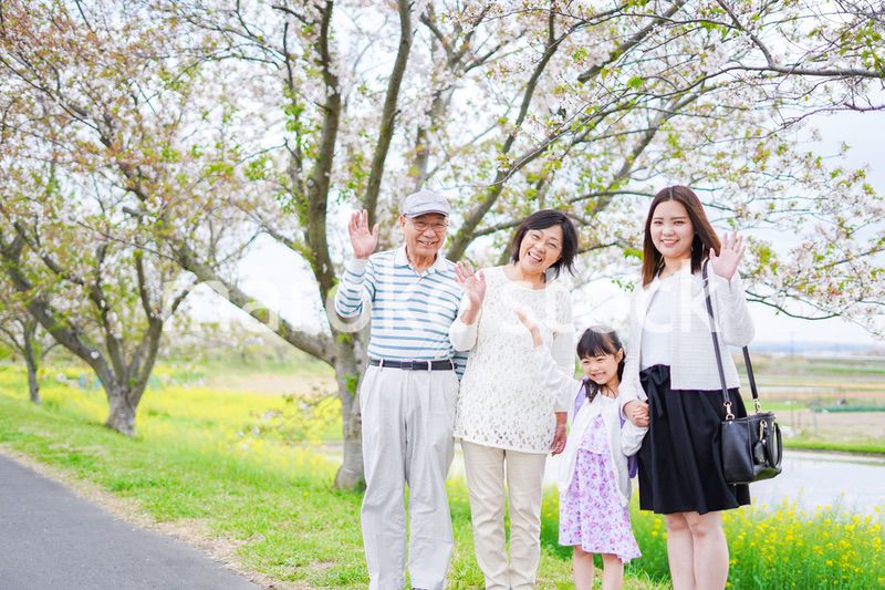 ランドセルを背負った女の子と家族