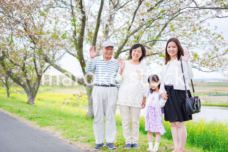 ランドセルを背負った女の子と家族