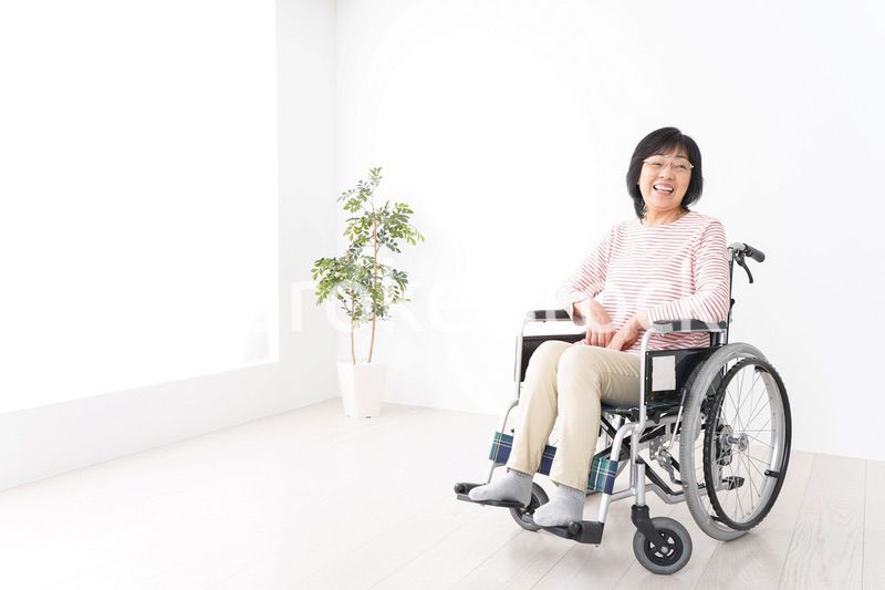 車椅子に乗るおばあさん