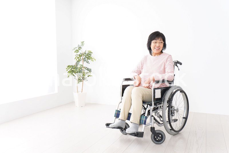 車椅子に乗るおばあさん