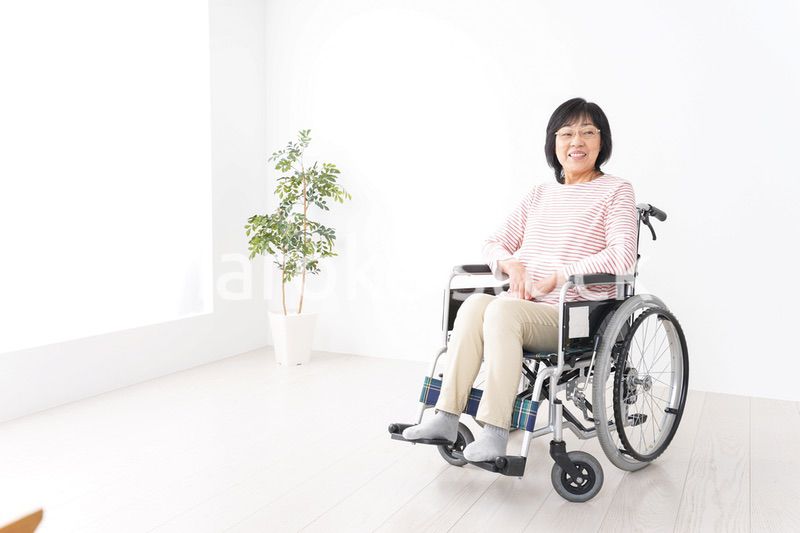 車椅子に乗るおばあさん