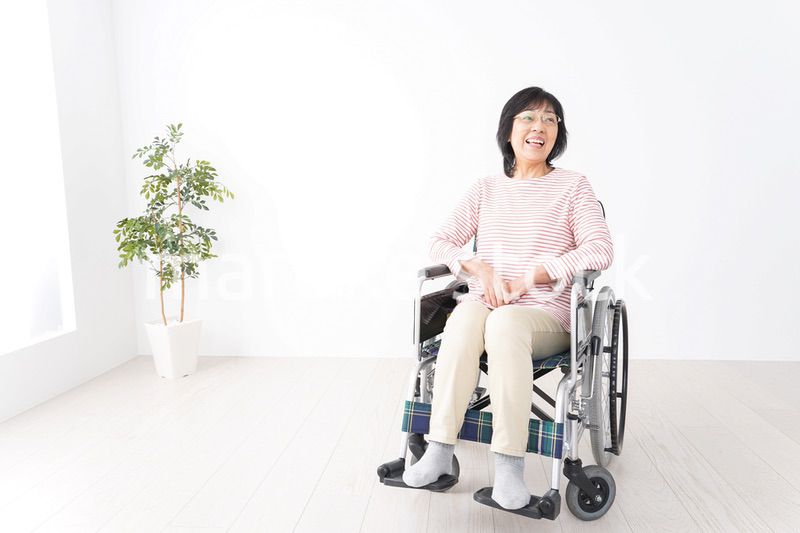 車椅子に乗るおばあさん