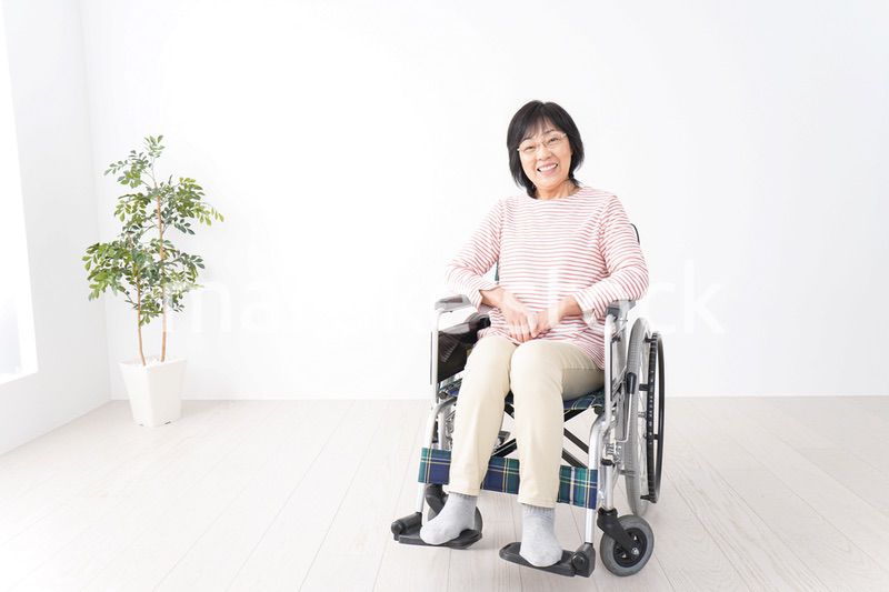 車椅子に乗るおばあさん