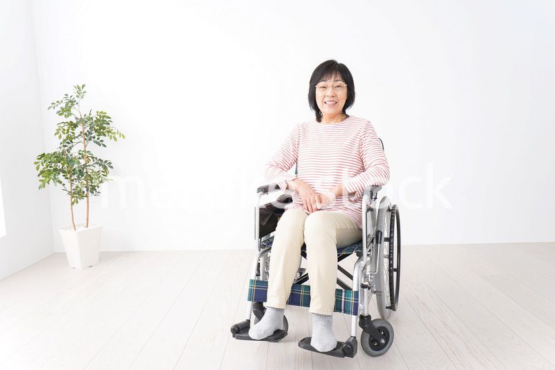 車椅子に乗るおばあさん
